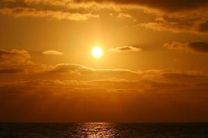 o sol se põe abaixo do horizonte no mar mediterrâneo no norte de israel. foto