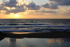 o sol se põe abaixo do horizonte no mar mediterrâneo no norte de israel. foto