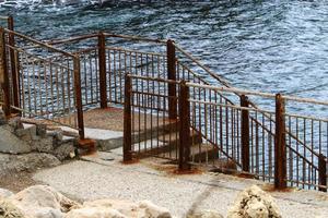 nahariya israel 1 de agosto de 2019 cerca em um parque da cidade nas margens do mar mediterrâneo. foto