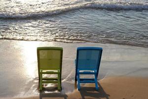 cadeira para relaxar em um café na costa mediterrânea foto