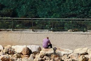 nahariya israel 16 de junho de 2020 homem de férias em um parque da cidade perto do mar. foto