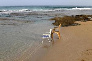 cadeira para relaxar em um café na costa mediterrânea foto