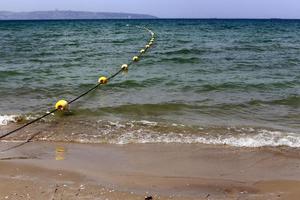 uma corda com flutuadores para garantir uma área de natação segura na praia. foto