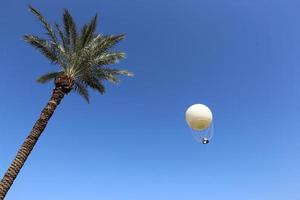 tel aviv israel 23 de janeiro de 2019 balão de ar quente para subir ao céu e examinar a área. foto