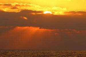 o sol se põe abaixo do horizonte no mar mediterrâneo no norte de israel. foto