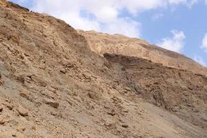 montanhas e rochas no deserto da Judéia, no território de Israel. foto