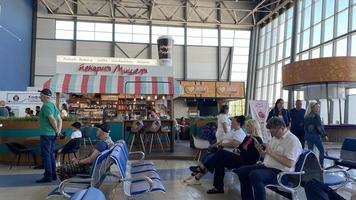 vladivostok, rússia - 19 de julho de 2022 interior do aeroporto com pessoas foto