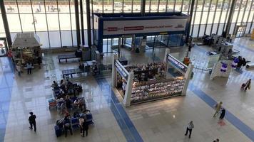 vladivostok, rússia - 19 de julho de 2022 interior do aeroporto com pessoas foto