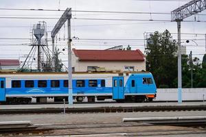 simferopol, crimeia-junho, 6 de junho de 2021 paisagem com estação ferroviária e trem foto