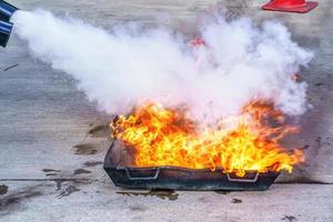 simulacros de incêndio estão se preparando para evitar incêndios. foto