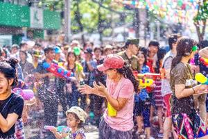 praça siam, bangkok, tailândia - 13 de abril de 2019 ação curta de pessoas se junta às celebrações do ano novo tailandês ou songkran na praça siam. foto