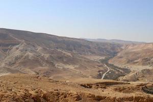 montanhas e rochas no deserto da Judéia, no território de Israel. foto