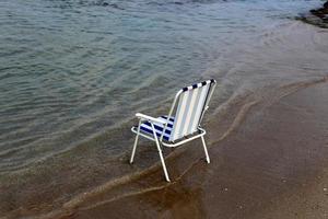 cadeira para relaxar em um café na costa mediterrânea foto