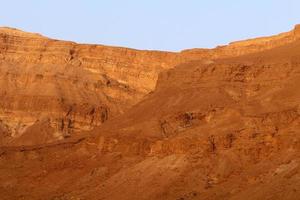 montanhas e rochas no deserto da Judéia, no território de Israel. foto