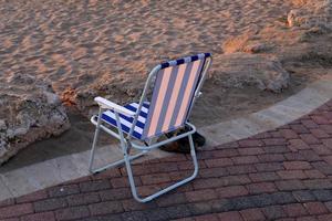 cadeira para relaxar em um café na costa mediterrânea foto