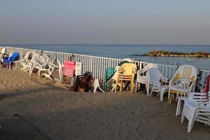 cadeira para relaxar em um café na costa mediterrânea foto