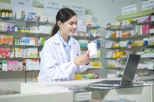 farmacêutico feminino aconselhando cliente por videochamada em uma farmácia moderna. foto