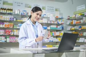 farmacêutico feminino aconselhando cliente por videochamada em uma farmácia moderna. foto