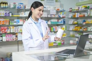 farmacêutico feminino aconselhando cliente por videochamada em uma farmácia moderna. foto
