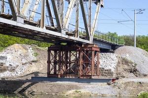 a ponte ferroviária explodida sobre o rio irpen. guerra na ucrânia. panorama. a cidade de irpin na região de kyiv. foto