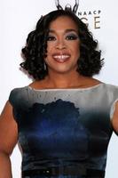 los angeles, 5 de fevereiro - shonda rhimes no 47º prêmio naacp image chega ao auditório cívico de pasadena em 5 de fevereiro de 2016 em pasadena, ca foto