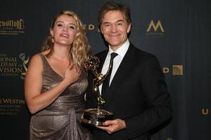 los angeles, 1 de maio - daphne oz, dr mehmet oz no 43º daytime emmy awards no hotel westin bonaventure em 1 de maio de 2016 em los angeles, ca foto