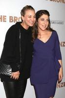 los angeles, 7 de março - kaley cuoco, mayim bialik na estréia de bronze no teatro silverscreen no pacific design center em 7 de março de 2016 em los angeles, ca foto