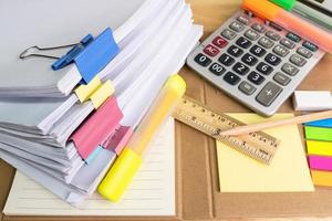 pilha de papéis com calculadora com régua de borracha de lápis no escritório de trabalho para negócios em cima da mesa, documento de conceito no escritório de trabalho foto