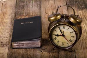 Bíblia com relógio na madeira