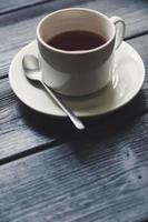 xícara de chá na mesa de madeira foto