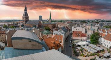 estabelecendo a vista aérea de riga, horizonte de riga, letônia. foto