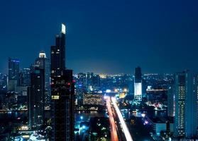 paisagem urbana de visão noturna de Banguecoque na área de negócios foto