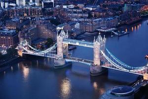 Londres à noite com arquiteturas urbanas e Tower Bridge foto