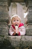menina comendo sorvete foto