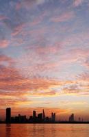 belo horizonte dourado do céu e do Bahrein foto
