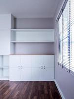 interior moderno com armário vazio