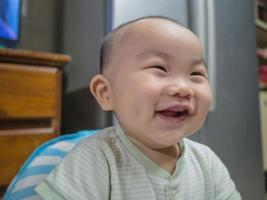 fofo menino asiático bebê ou sorriso infantil muito feliz foto