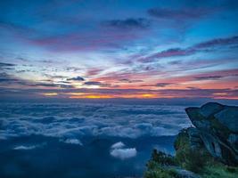 lindo céu do nascer do sol com penhasco rochoso de manhã na montanha khao luang no parque nacional de ramkhamhaeng, província de sukhothai tailândia foto