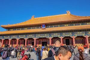 beijing.china - 25 de fevereiro de 2017. chineses desconhecidos ou turistas vêm visitar o palácio proibido em férias na capital de pequim da china, palácio proibido th antigo palácio do rei na china foto