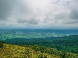 bela natureza e nuvem céu vista na montanha khao luang no parque nacional de ramkhamhaeng, província de sukhothai tailândia foto