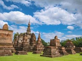 ruína do pagode na área do templo wat mahathat no parque histórico de sukhothai, cidade de sukhothai tailândia foto