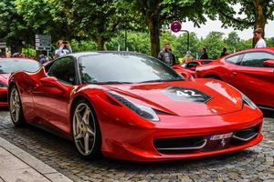 alemanha, fulda - julho de 2019 ferrari vermelho 458 spider coupe foi apresentado no salão do automóvel de frankfurt de 2011. esta variante conversível do 458 italia possui uma capota rígida retrátil de alumínio que, foto