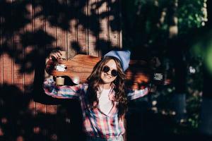 mulher hipster com um skate foto