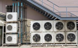 vários grandes ventiladores de ar condicionado para circulação de ar externo para resfriamento interno são instalados fora dos grandes shoppings. foto