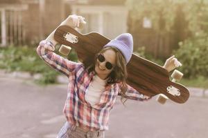 menina feliz retrato com skate foto
