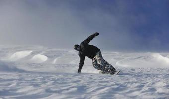 salto e passeio de snowboarder freestyle foto