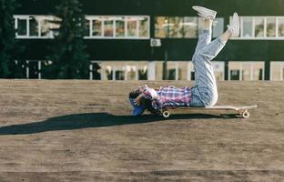 adolescente de chapéu encontra-se em um longboard foto