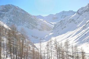 altas montanhas sob a neve no inverno foto