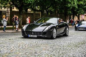 alemanha, fulda - julho de 2019 black ferrari califórnia tipo f149 coupe é um carro esportivo de grande turismo produzido pelo fabricante automotivo italiano ferrari. é um conversível com capota rígida de duas portas. quando ou foto