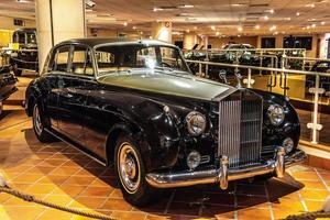 fontvieille, mônaco - jun 2017 black silver rolls royce silver cloud 1956 in monaco top cars collection museum foto